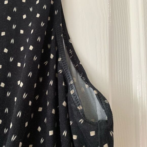 Socialite | Sleeveless Keyhole Dress - Picture 7 of 9